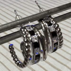 Aro plateado triple con circonitas y azabache
