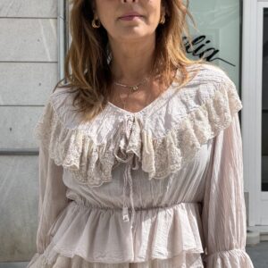 Camisa romántica beige