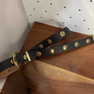 Cinturón piel tachas doradas negro