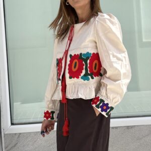Chaqueta beige bordado rojo