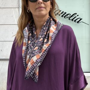 Pañuelo fondo azul estampado morado y salmón
