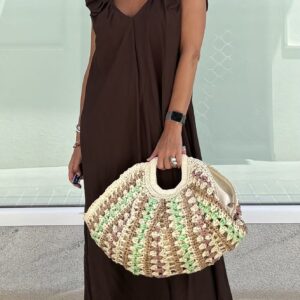 Cesta de mano natural con verde y rosa