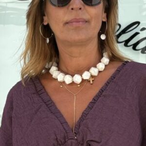 Collar beige bolita dorada