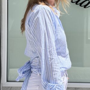 Camisa rayas azul claro con lazada y corte en la espalda
