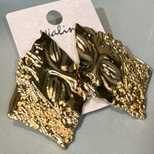 Pendiente dorado rombo labrado