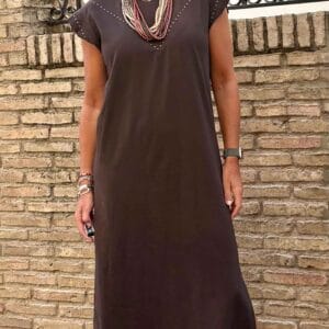 Vestido marrón tachas en pico
