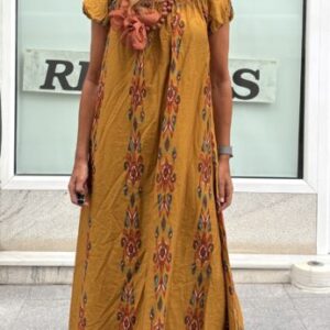 Vestido mostaza estampado con goma en el escote