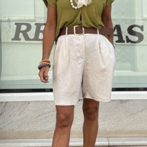 Bermuda beige con cinturón trenzado