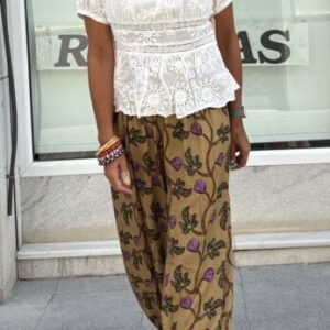 Pantalón bombacho mostaza estampado morado