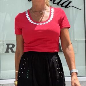 Camiseta roja tachas planas plata