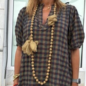Collar bolas y flor de tela mostaza