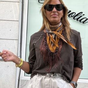 Pañuelo pico con flecos estampado tono ocre