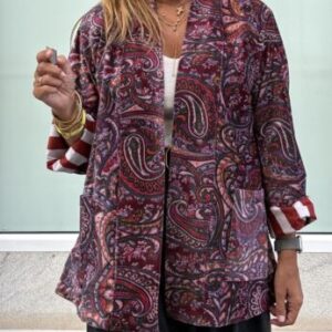 Chaqueta estampada aterciopelada fondo burdeos