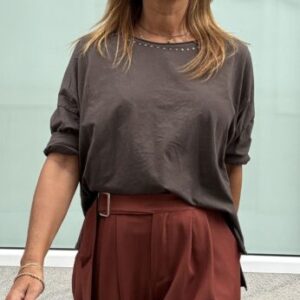 Camiseta anchita tachas marrón