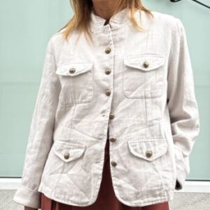 Chaqueta beige abotonada cuello mao