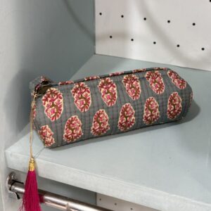 Estuche gris estampado pequeño borlón fucsia