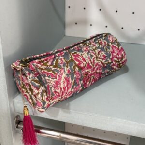 Estuche gris estampado grande borlón fucsia