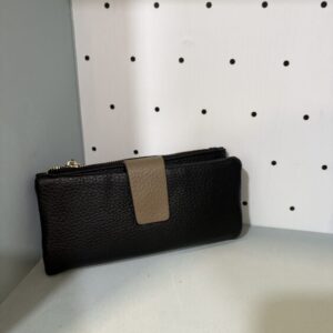 Cartera negra y topo