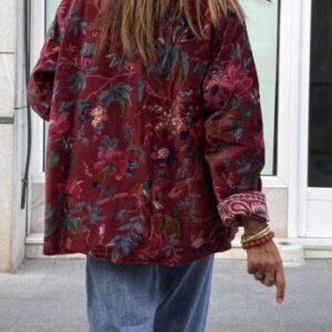 Chaqueta estampada aterciopelada fondo burgundy
