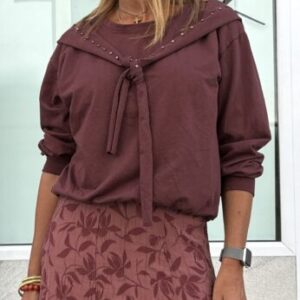 Sudadera terracota detalle pañuelo tachas