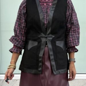 Chaleco negro efecto piel