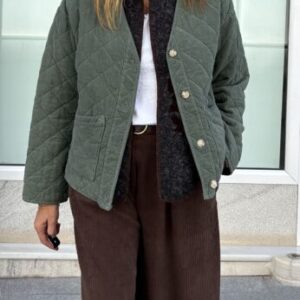 Chaqueta verde cuello pico abotonada