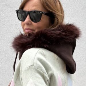 Balaclava con pelo marrón